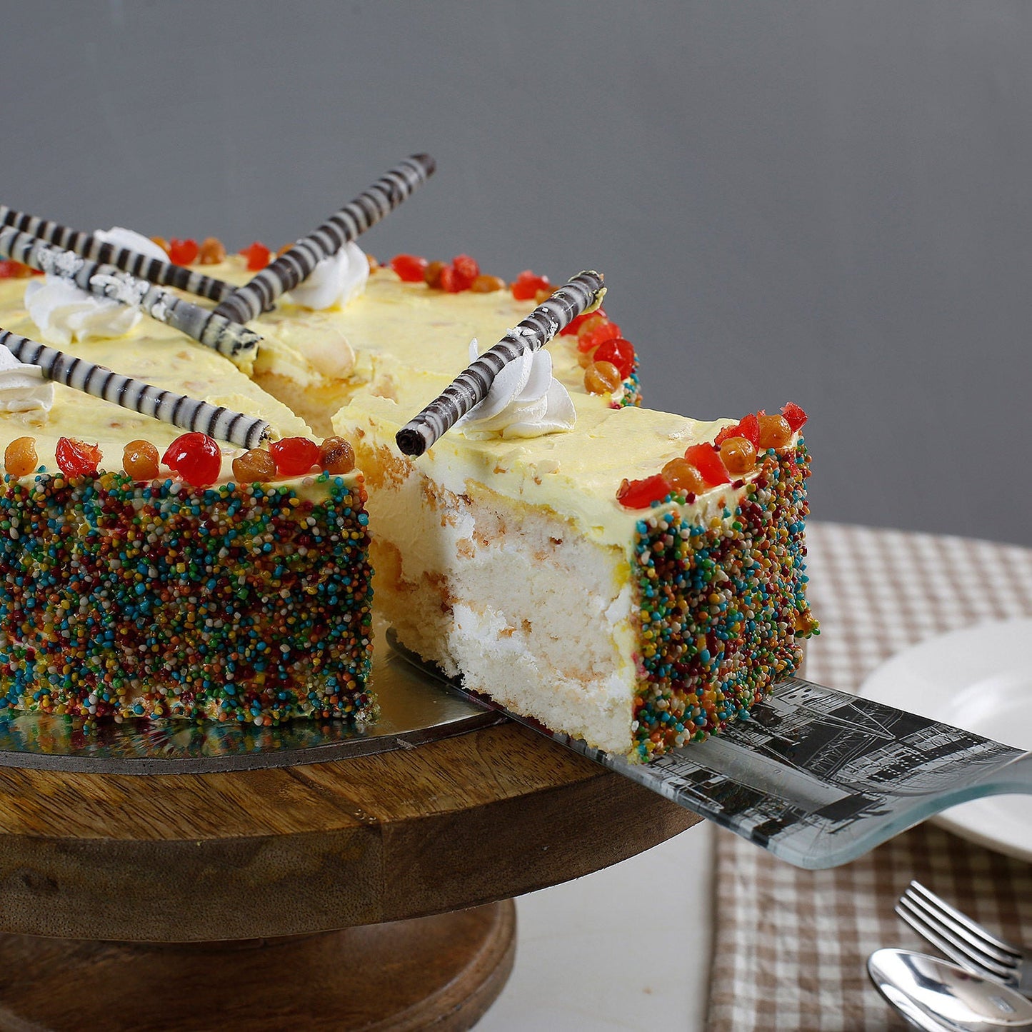 Colored Vermicelli Cream Cake