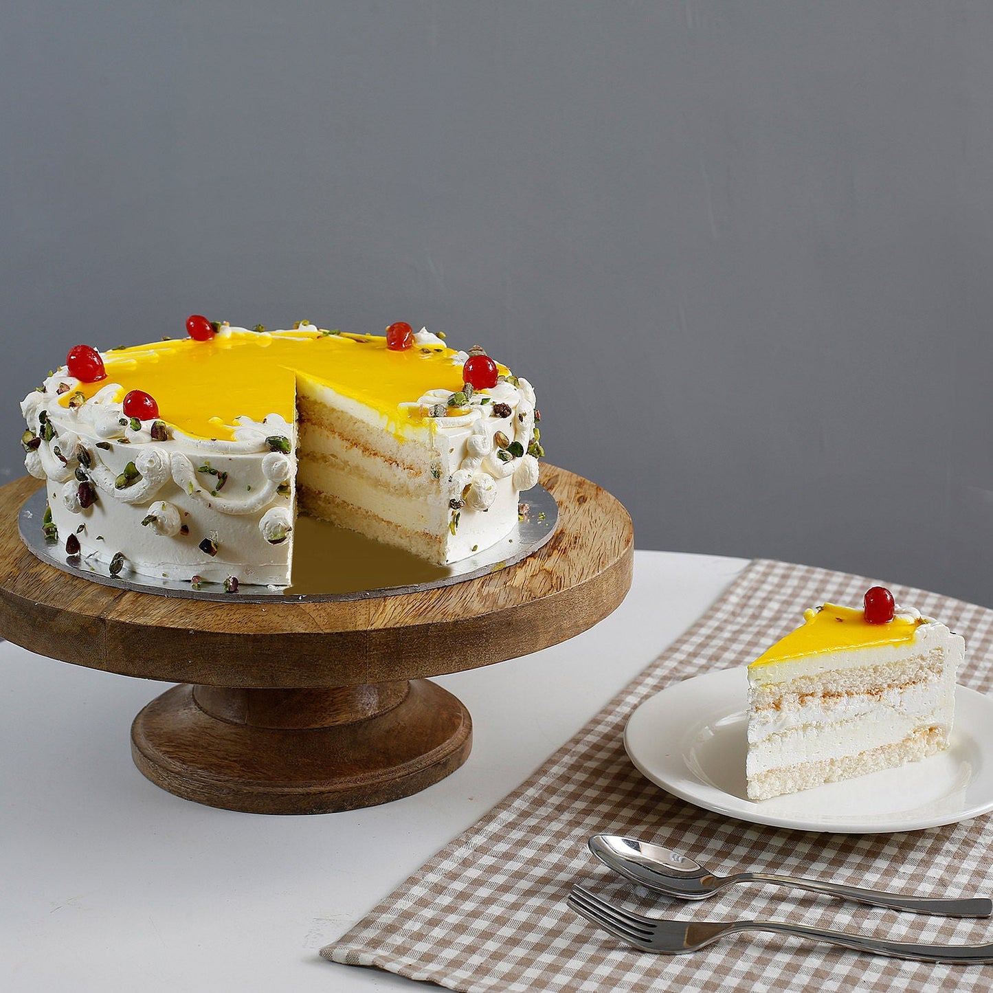 Cream Pista Cake